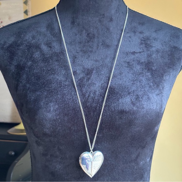 🌸Silver Tone Heart Locket Necklace - Picture 2 of 4
